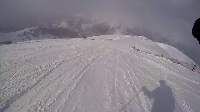 在美好的日子里在斜坡上滑雪。视频素材