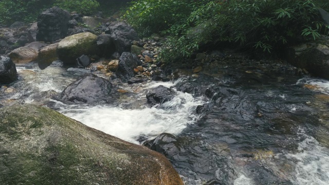 特写的自然背景瀑布流动的溪水视频素材