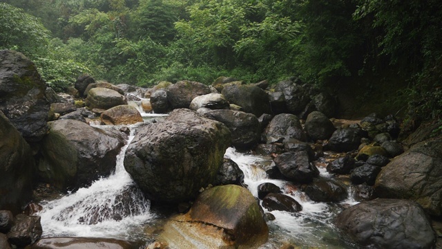 美丽的自然溪流背景在山上视频素材