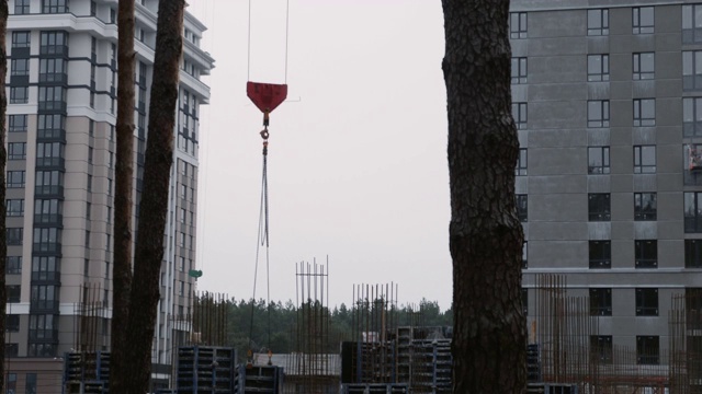 施工起重机吊装混凝土大型建材，特写。建造新公寓。绿色区域正在建设摩天大楼视频素材