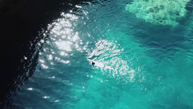 俯视图上的人游泳在清澈的蓝色海水，夏天视频素材