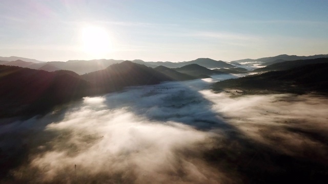 日出之上的薄雾和高山，航拍视频素材