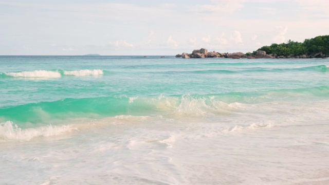 在沙滩上冲破海浪视频素材