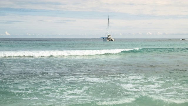 在沙滩上冲破海浪视频素材