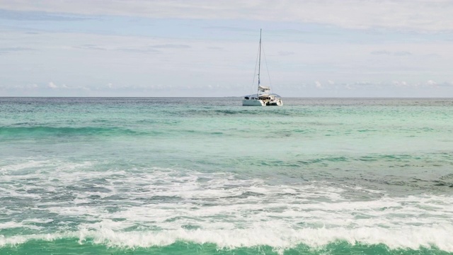 在沙滩上冲破海浪视频素材