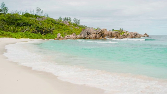 在沙滩上冲破海浪视频素材