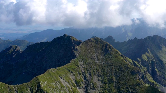 在夏天飞过山顶视频素材