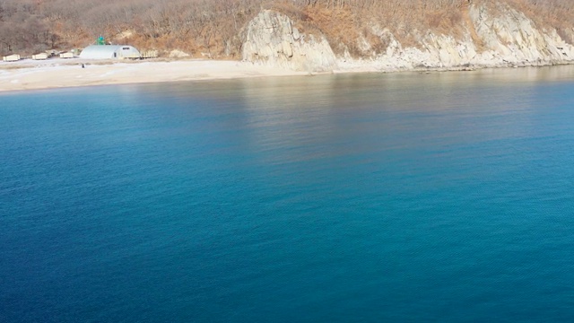 海景鸟瞰图，有一座山在海边。俄罗斯纳霍德卡视频素材