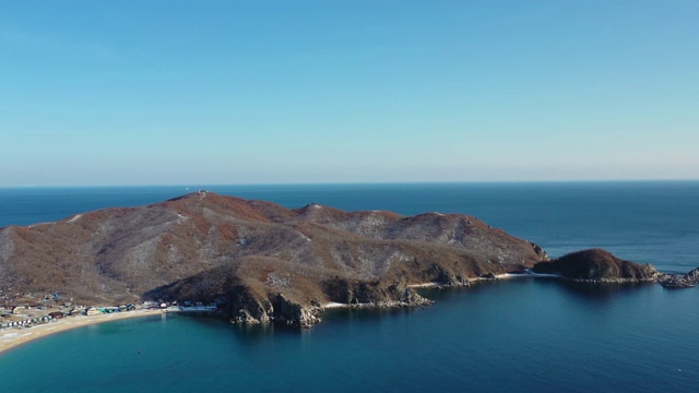 海景鸟瞰图，有一座山在海边。俄罗斯纳霍德卡视频素材