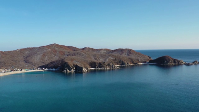 海景鸟瞰图，有一座山在海边。俄罗斯纳霍德卡视频素材