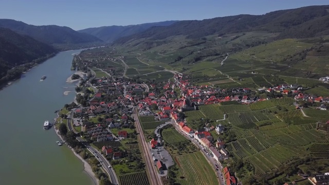 在德瓦肖镇和葡萄园的Weisenkirchen的空中全景图。瓦山谷,奥地利视频素材