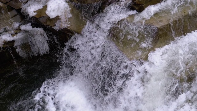 野生山河流动的石头巨石和石头急流。慢动作视频素材