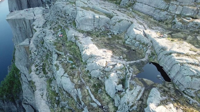 一架无人机在吕瑟峡湾上空飞行，在布道石地区，与讲坛岩石的侧面视图，挪威。徒步旅行的天堂，给你很多自由。美丽的天气。徒步旅行者遗愿清单视频素材