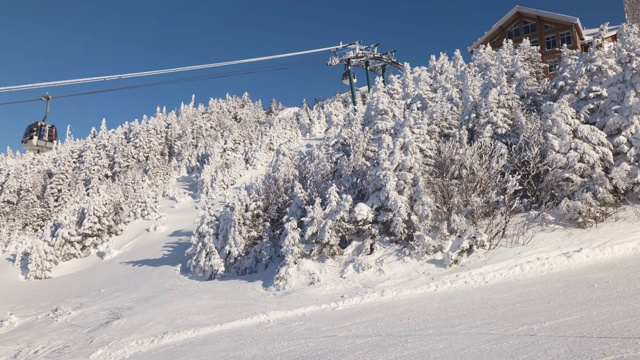 观景缆车缆车与积雪覆盖的山脉，缆车上方滑雪坡视频素材