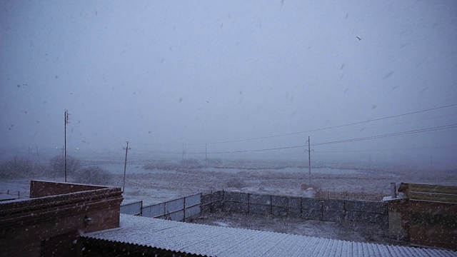 冬季降雪。冬季降雪。雪花飘落在一座古老的建筑上。暴雪冬季场景背景。下雪季节下雪的天气视频素材