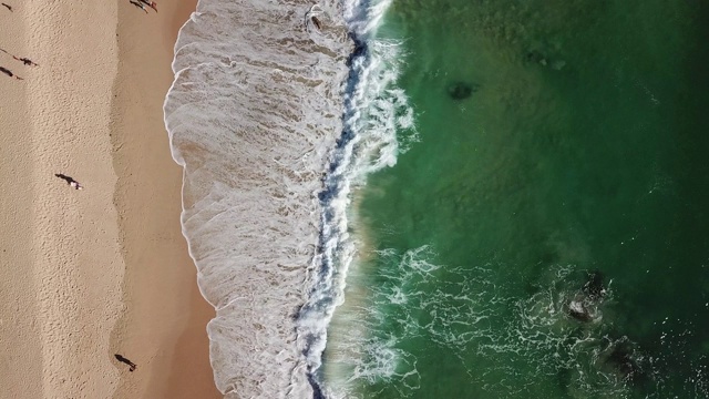 4K镜头鸟瞰图普吉岛海滩，素林海滩，巴东海滩与美丽的海滩波浪。视频素材