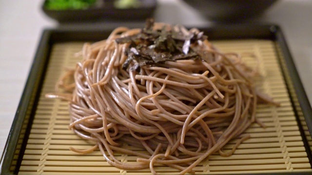 冷荞麦荞麦面或扎鲁拉面-日本食物风格视频素材