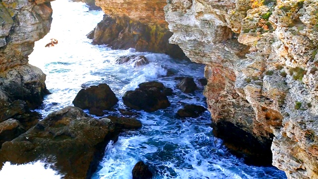 美丽的景色与海浪和岩石海岸视频素材