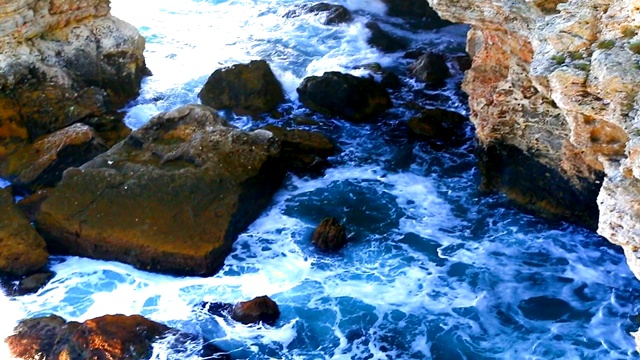 美丽的景色与海浪和岩石海岸视频素材