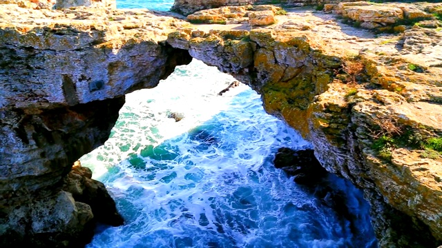 美丽的景色与海浪和岩石海岸视频素材