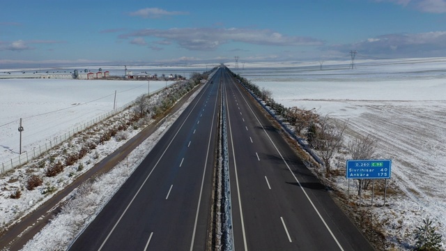 空中冬季公路公路，雪，无人机视频素材