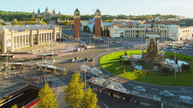 4k超高清延时镜头拍摄Plaça d'Espanya，巴塞罗那，加泰罗尼亚(Catalunya)，广场España在白天，在威尼斯塔和加泰罗尼亚国家艺术博物馆前的车流。视频素材