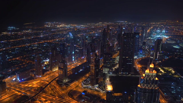 阿联酋迪拜的夜景。在灯火通明的市中心，从上面俯瞰迪拜商业区的摩天大楼和现代建筑的全景视频素材