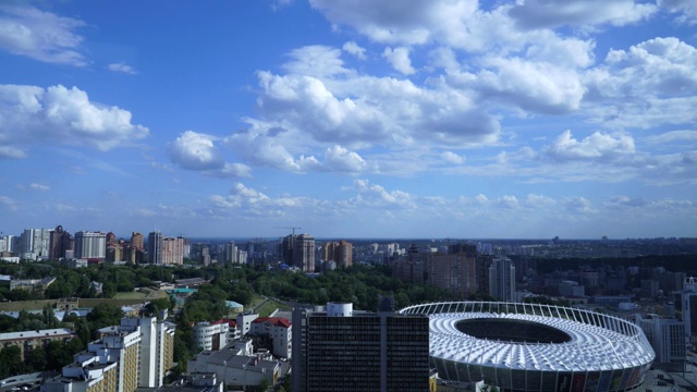 现代城市地区上空的云的时间流逝。基辅,乌克兰,4 k视频素材