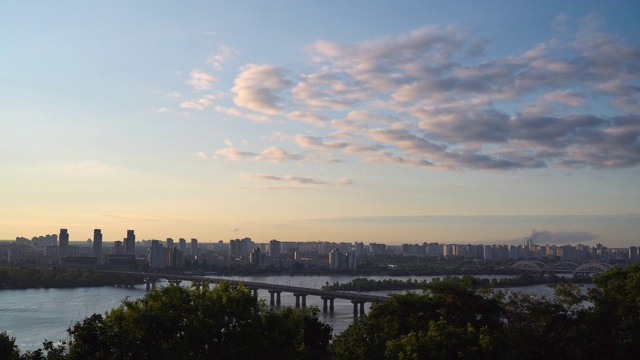 现代城市地区上空的云的时间流逝。基辅,乌克兰,4 k视频素材