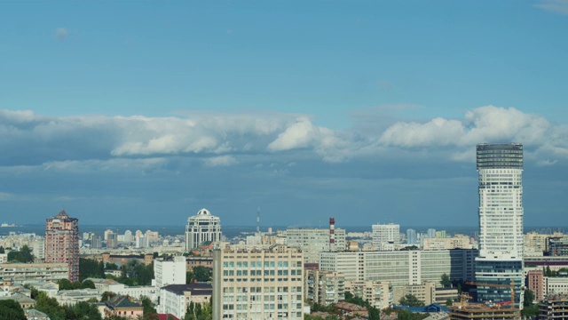 现代城市地区上空的云的时间流逝。基辅,乌克兰,4 k视频素材