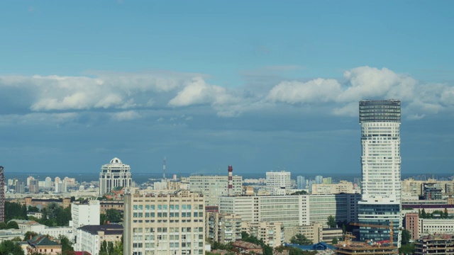 现代城市地区上空的云的时间流逝。基辅,乌克兰,4 k视频素材