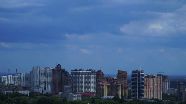 现代城市地区上空的云的时间流逝。基辅,乌克兰,4 k视频素材