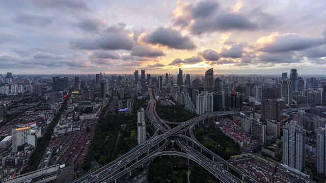 黄昏时分在上海高架桥上视频素材