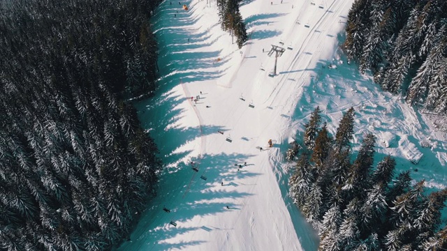 空中滑雪斜坡与滑雪者和滑雪缆车在雪枞森林滑雪场视频素材