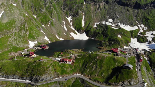 罗马尼亚喀尔巴阡山脉transagaras pass上的巴利亚湖鸟瞰图视频素材