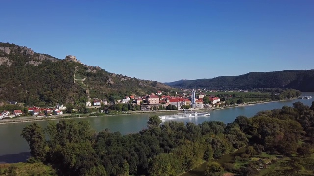 邓恩斯坦镇和葡萄园的航拍全景。瓦山谷,奥地利视频素材