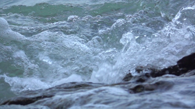 近距离海浪海滩超级慢动作视频素材