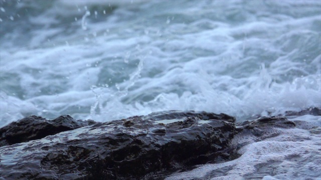 近距离海浪海滩超级慢动作视频素材