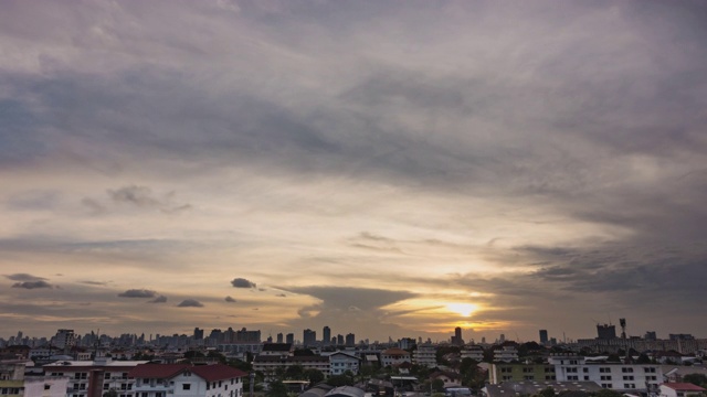 白天到夜晚的延时云天空景观。视频素材