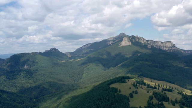 夏天的山景，无人机在森林上空飞行视频素材