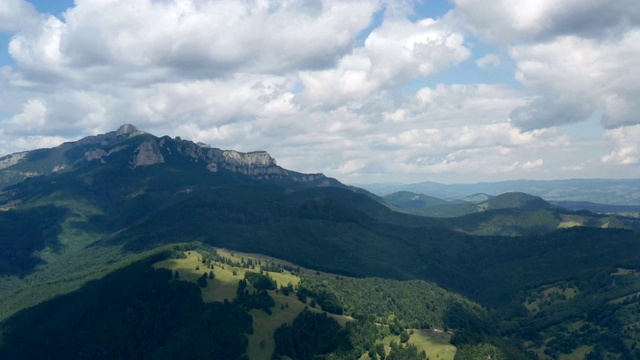 空中的夏季景观，绿色的森林和落基山脉视频素材