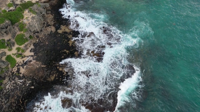 沿夏威夷海岸向前空中飞行视频素材