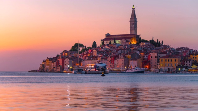 Rovinj老城和圣欧菲米亚大教堂日落场景，Rovinj，伊斯特里亚，克罗地亚视频素材