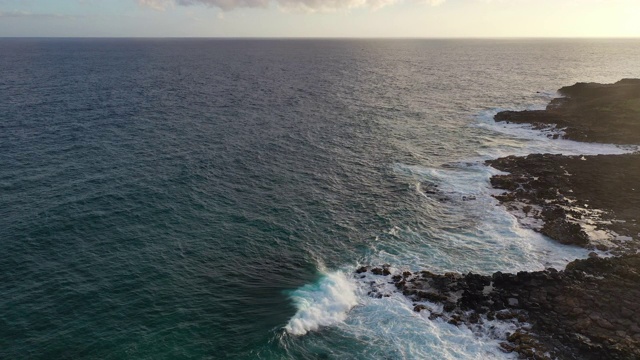 夏威夷海浪的鸟瞰图视频素材