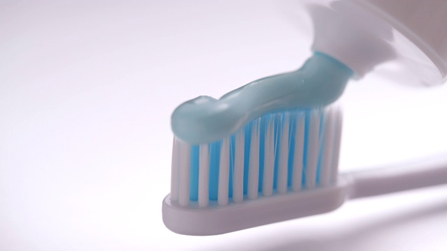 牙刷贴在牙刷上的慢动作特写视频素材