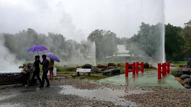 参观泰国清迈省的San Kham Pang村的温泉池视频素材