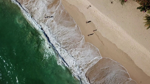 鸟瞰图普吉岛海滩，素林海滩，巴东海滩与美丽的海滩波浪。视频素材