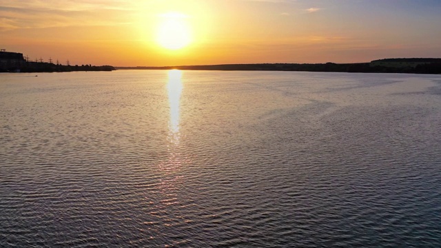 美丽的夕阳倒映在河面上。视频素材