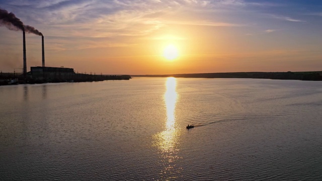 美丽的夕阳倒映在河面上。视频素材