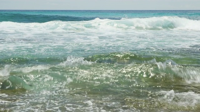 在沙滩上冲破海浪视频素材